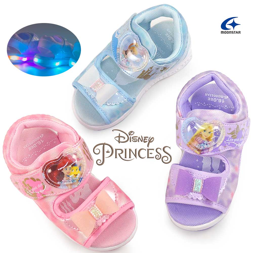 ディズニー プリンセスのLEDを内蔵したキッズサンダルです。振動でソールの踵部分が光るので、夜間歩行の安全性を高めます。発光回数の目安は約30万回、およそ2か月光ります。クリア素材のリボン使いや、甲バ